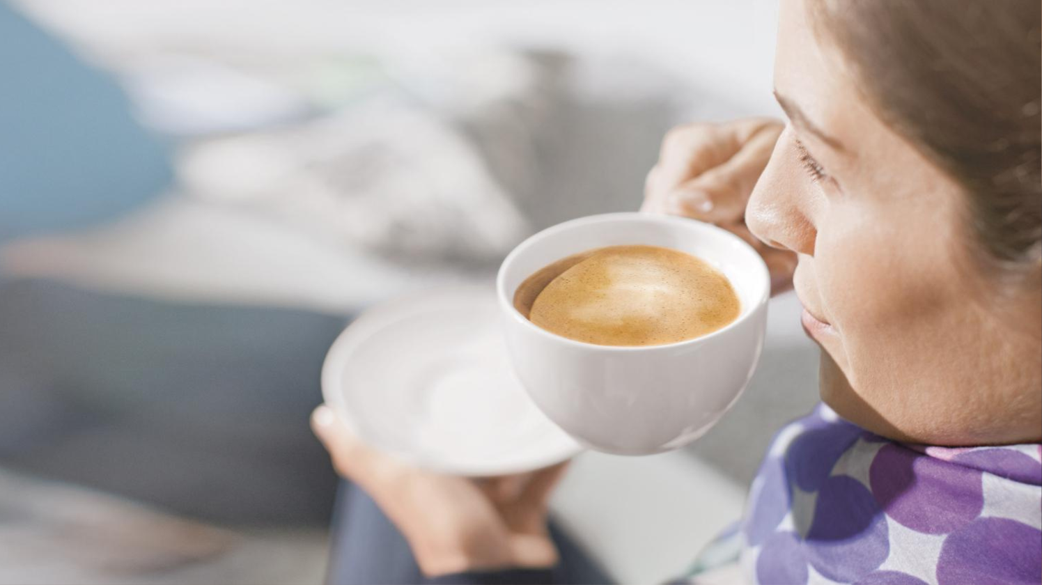 Lepszy smak kawy - kobieta pije espresso z&nbsp;filiżanki