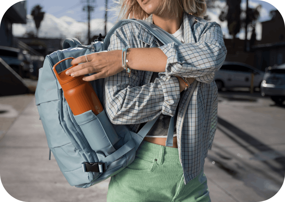 Pomarańczowa butelka LifeStraw Go Steel Kyoto Orange na wycieczce