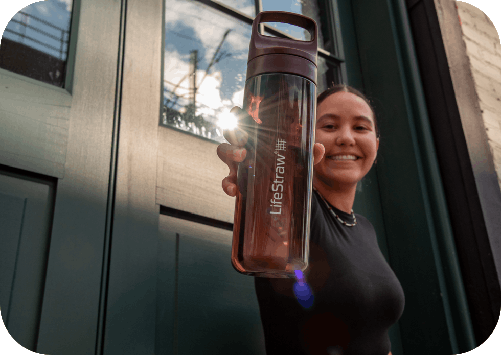 Czerwona butelka LifeStraw Go 2.0 Merlot Me Away na treningu