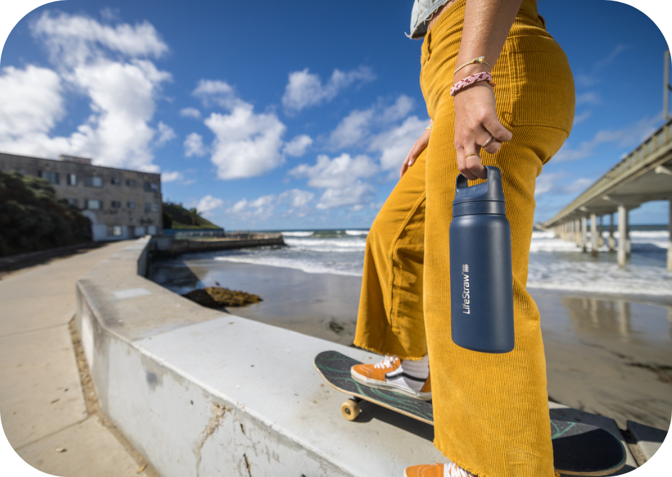 Stalowa butelka filtrująca LifeStraw Go 2.0 Steel 1L Aegean Sea w&nbsp;podróży