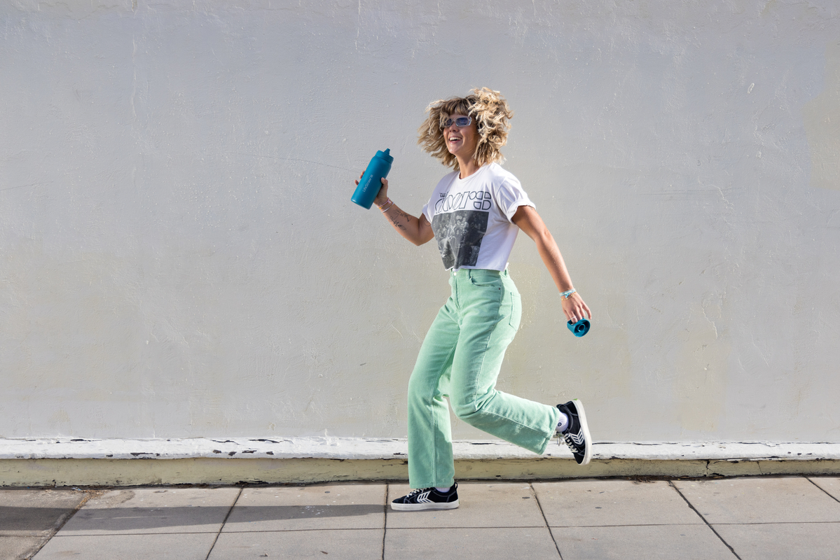 Kobieta z&nbsp;butelką LifeStraw Laguna Teal w&nbsp;mieście