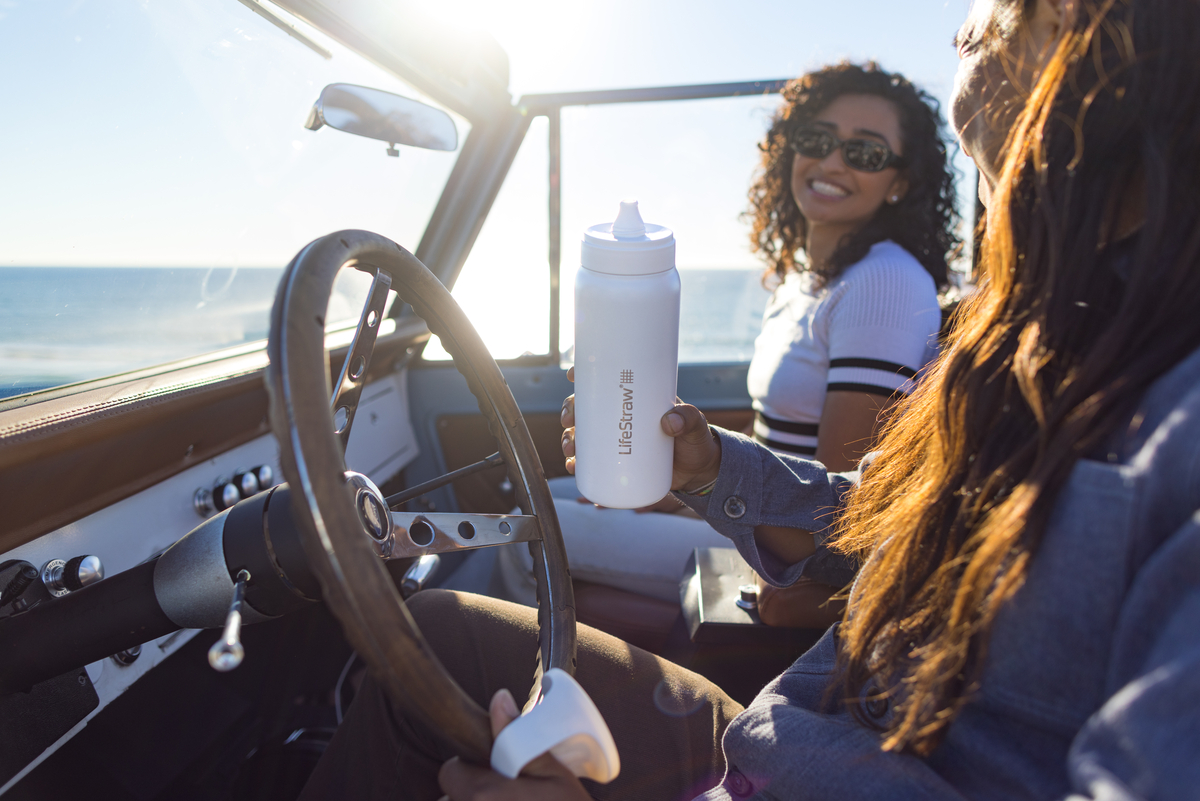 Biała butelka LifeStraw Go Steel - czysta woda na roadtrip