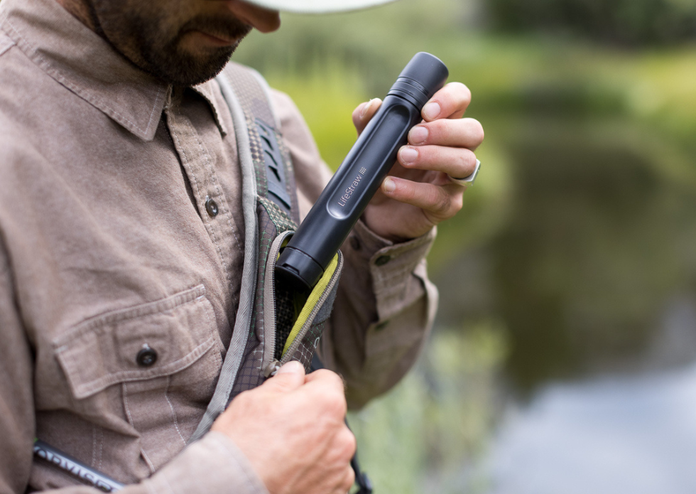 Filtr membranowy słomkowy LifeStraw Peak Dark Grey włożony w&nbsp;kieszeń plecaka