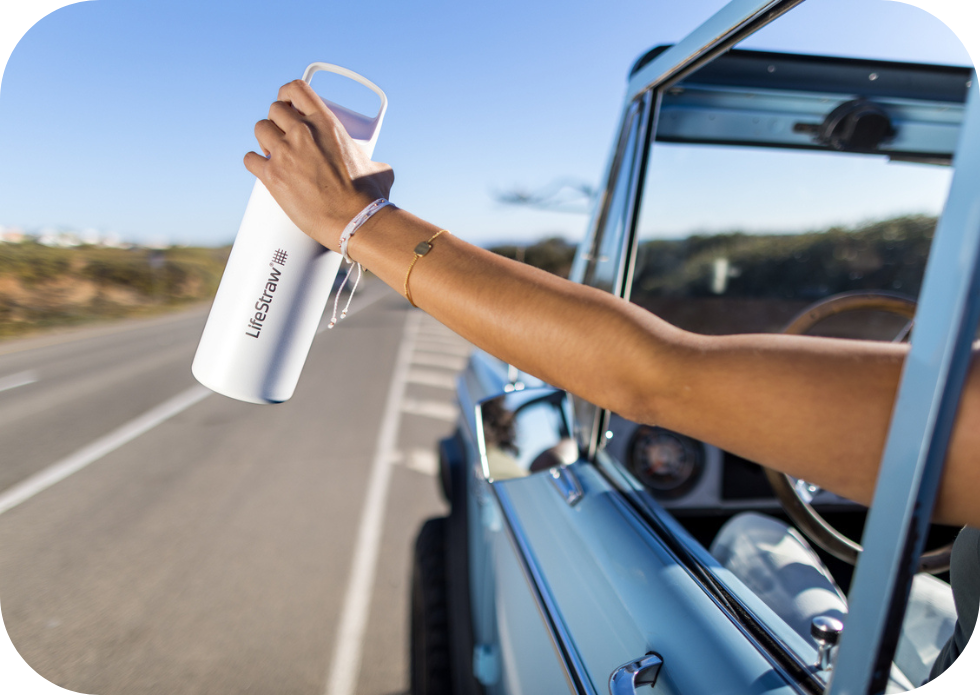 Biała butelka LifeStraw Go 2.0 1L w&nbsp;użyciu