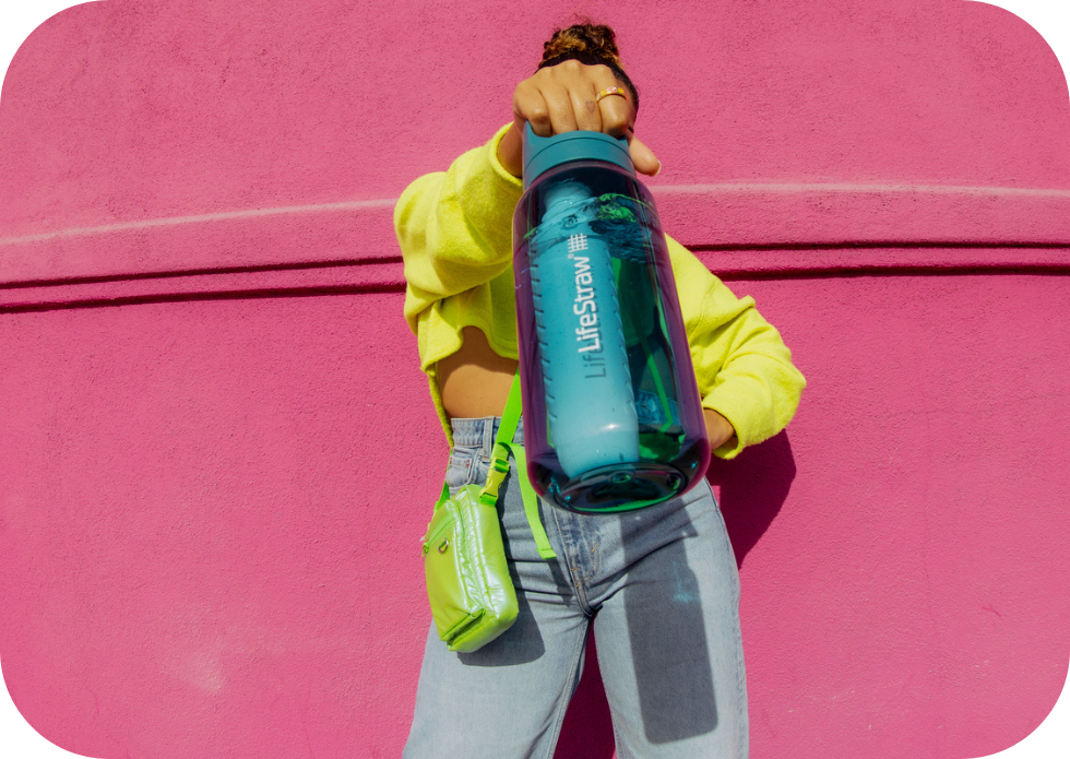 Turkusowa butelka LifeStraw Go 2.0 Laguna Teal 1L w&nbsp;użyciu