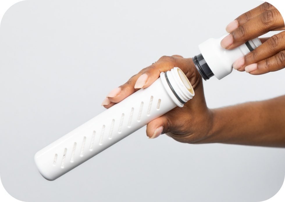 Prezentacja filtra membranowo-węglowego w&nbsp;butelce filtrującej LifeStraw Go 2.0