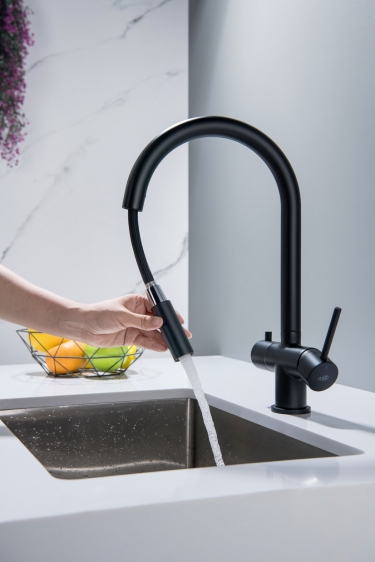 Płukanie zakamarków zlewu wyciąganą wylewką baterii CYRUS