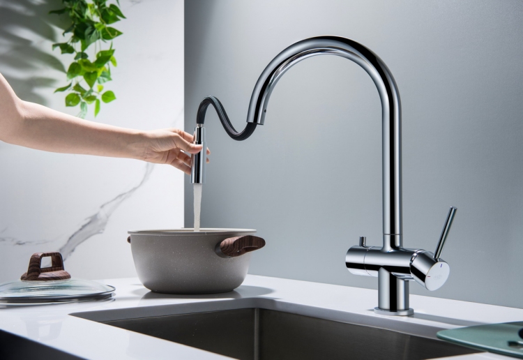 Zastosowanie praktycznej wyciąganej wylewki do napełniania garnków w&nbsp;kuchni