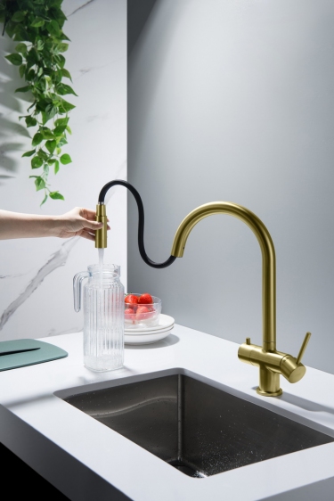 Napełnianie dzbanka wodą prosto z&nbsp;baterii CYRUS z&nbsp;wyciąganą wylewką