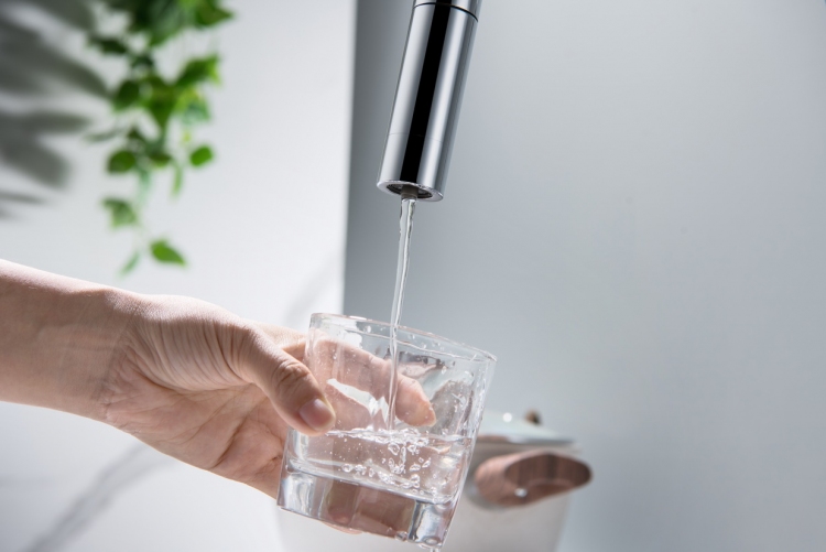 Zbliżenie na koniec wylewki w&nbsp;baterii Blue Water CYRUS