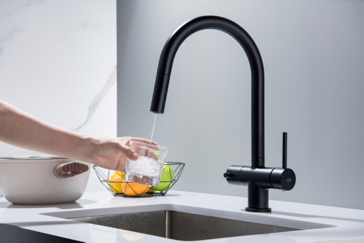 Woda filtrowana pobierana z&nbsp;baterii CYRUS do szklanki