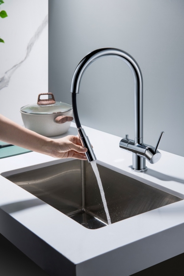 Płukanie zakamarków zlewu wyciąganą wylewką baterii CYRUS