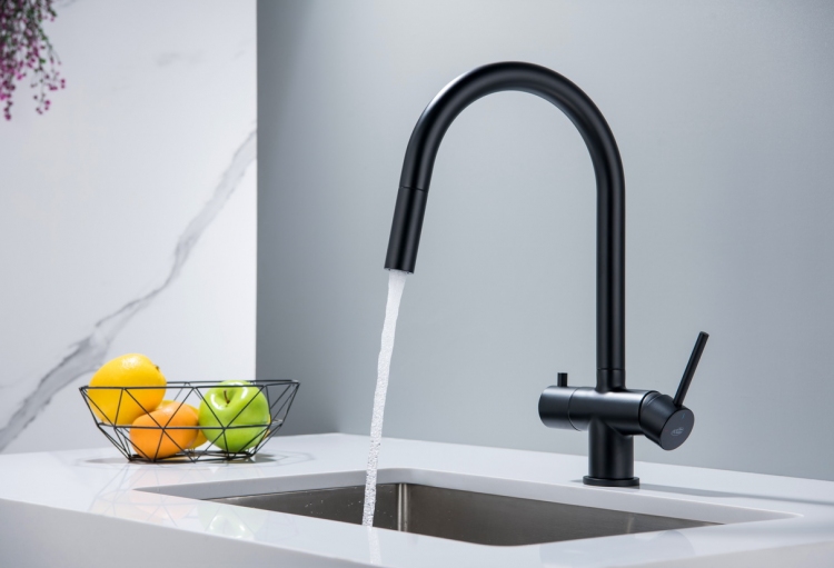 Czarna kuchenna bateria czterodrożna w&nbsp;minimalistycznej aranżacji kuchennej