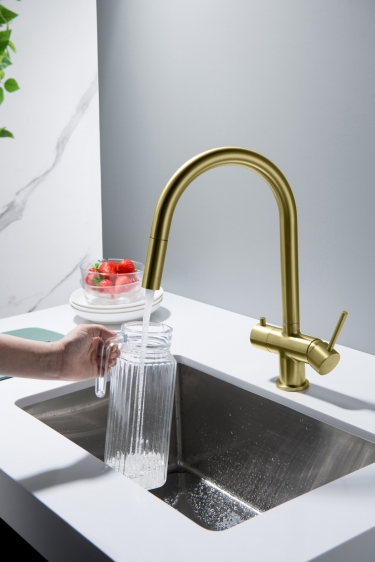 Napełnianie dzbanka wodą z&nbsp;baterii CYRUS