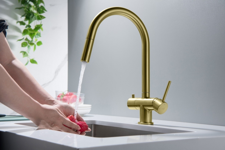 Opłukiwanie owoców wodą z&nbsp;baterii Blue Water CYRUS