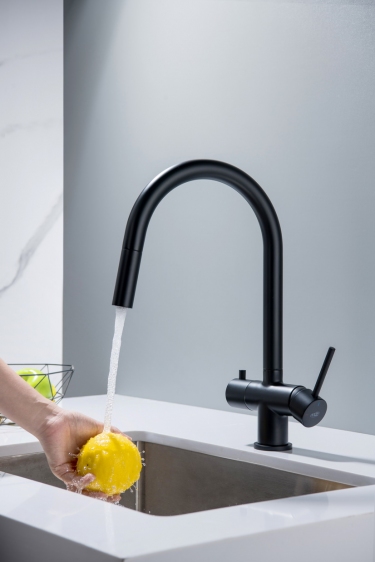 Mycie i&nbsp;płukanie owoców wodą z&nbsp;baterii Blue Water