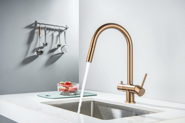 Prezentacja baterii w&nbsp;kolorze miedzi w&nbsp;jasnej przestrzeni kuchennej 