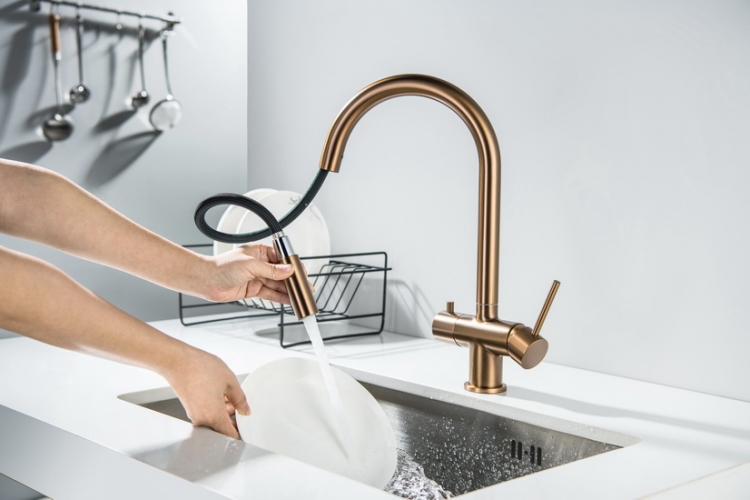 Wyciągana wylewka z&nbsp;baterii kuchennej CYRUS w&nbsp;kolorze miedzi