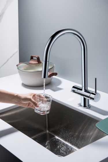 Napełnianie szklanki wodą prosto z&nbsp;baterii CYRUS