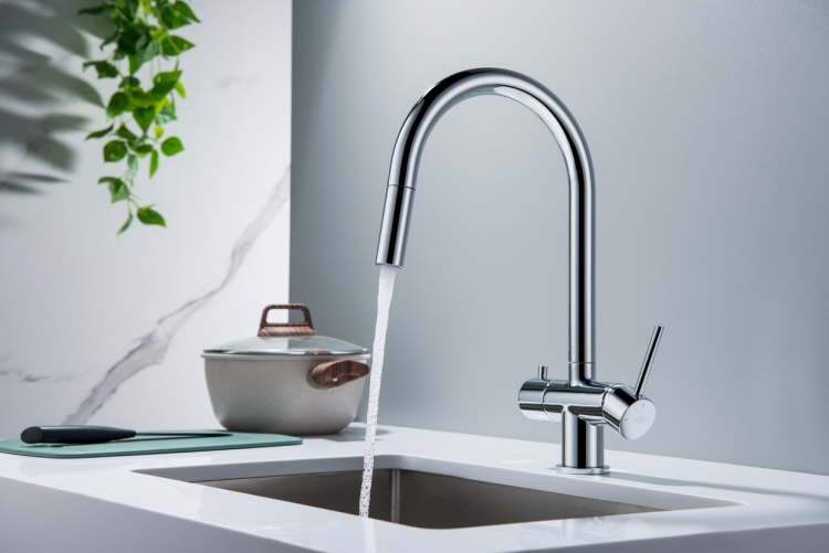 Chromowa bateria czterodrożna w&nbsp;szarej aranżacji kuchennej