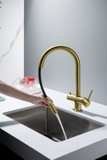 Płukanie zakamarków zlewu wyciąganą wylewką baterii CYRUS