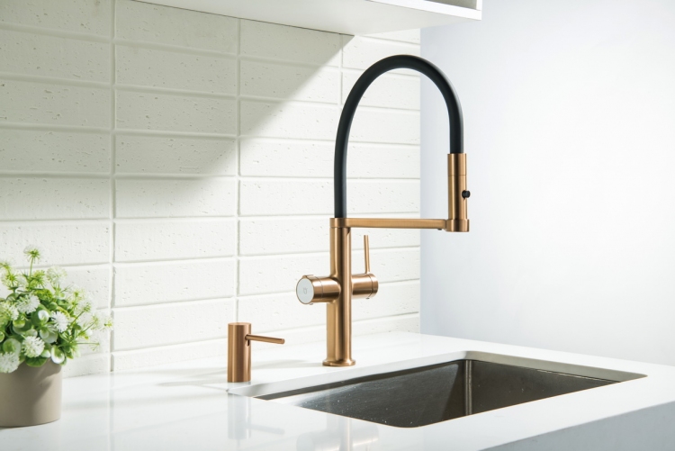 Bateria Katania zamontowana w&nbsp;jasnej kuchni prezentacja produktu