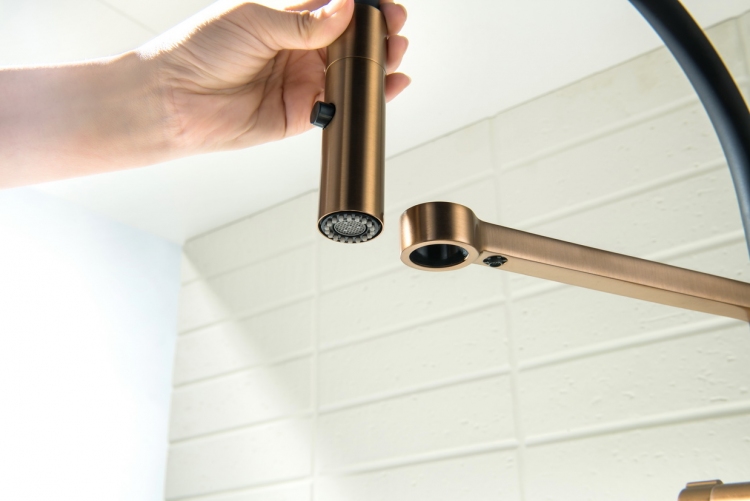 Zbliżenie na końcówkę wylewki Katania, napowietrzający perlator