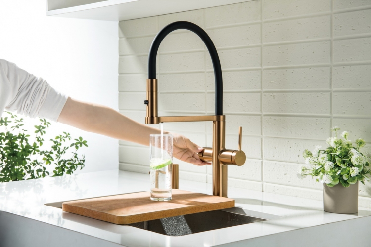 Wykorzystanie baterii kuchennej w&nbsp;kuchni - napełnianie szklanki przy zlewie