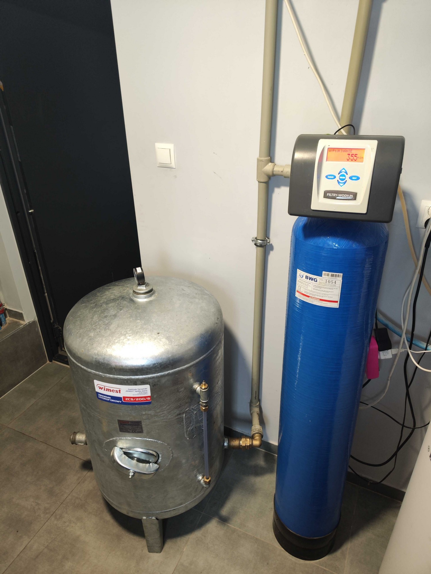 Hydrofor i kolumna z węglem aktywnym w instalacji w Połomii