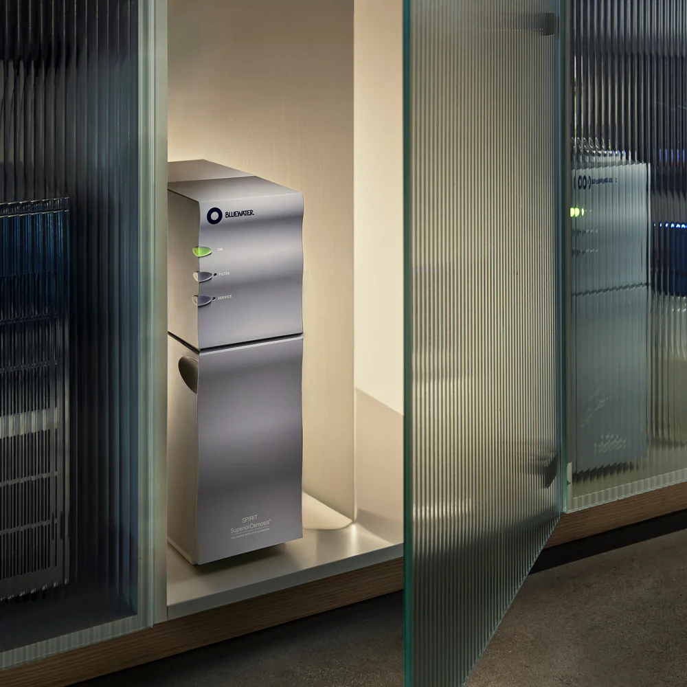 Filtr Bluewater Spirit Universal - widok na urządzenie zamontowane w&nbsp;szafce