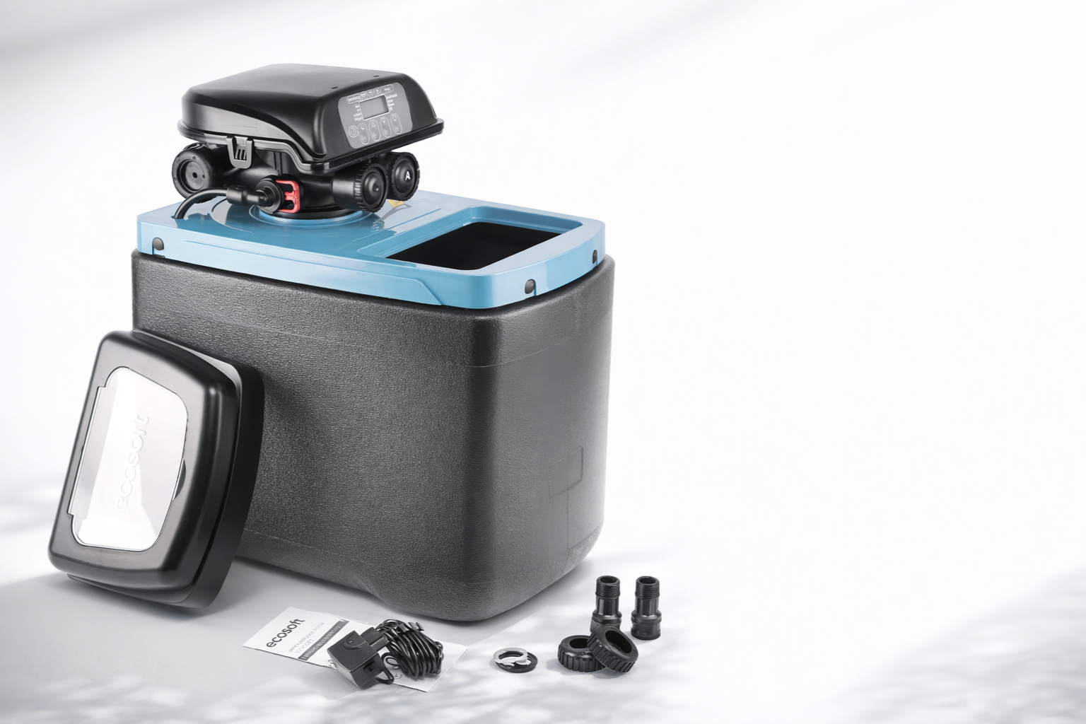 Zmiękczacz Ecosoft Core 110 w&nbsp;jasnym pomieszczeniu - pełny zestaw montażowy