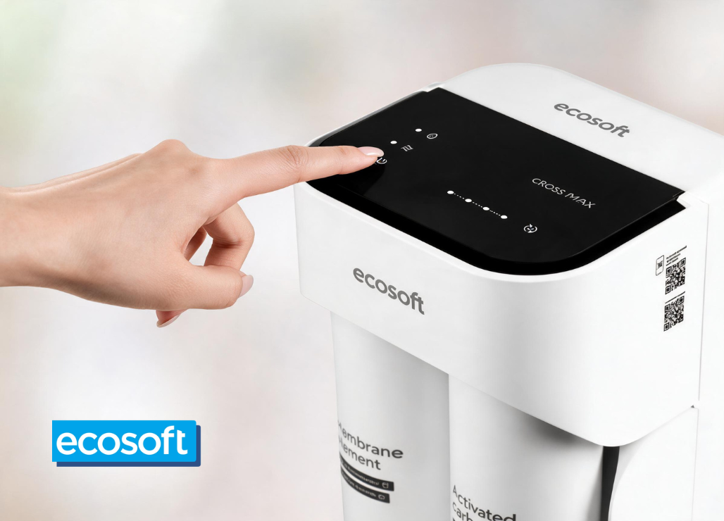 Prezentacja kompaktowego systemu RO Ecosoft CROSS MAX na jasnym pastelowym tle