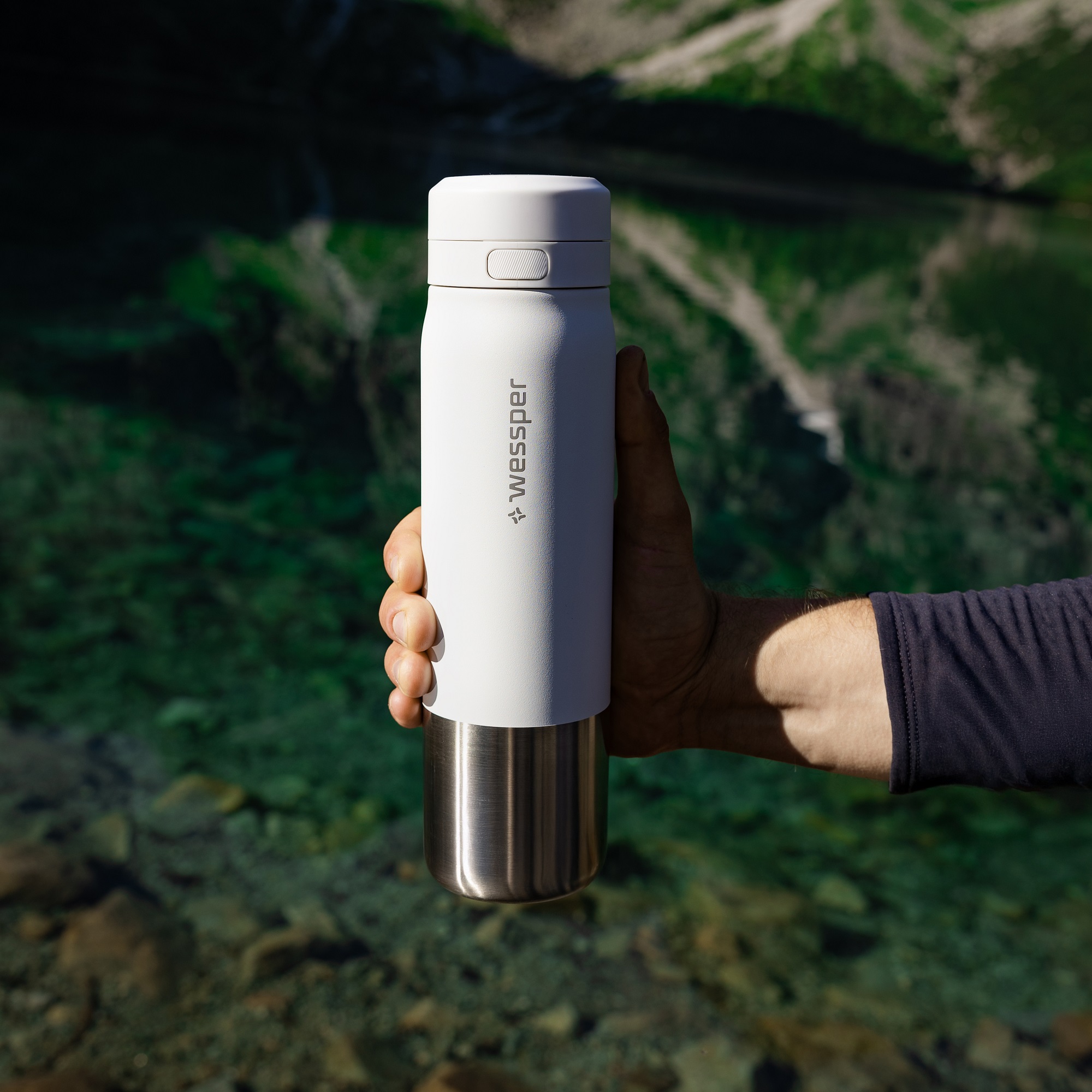 Prezentacja butelki filtrującej Wessper D2 na tle czystej górskiej wody