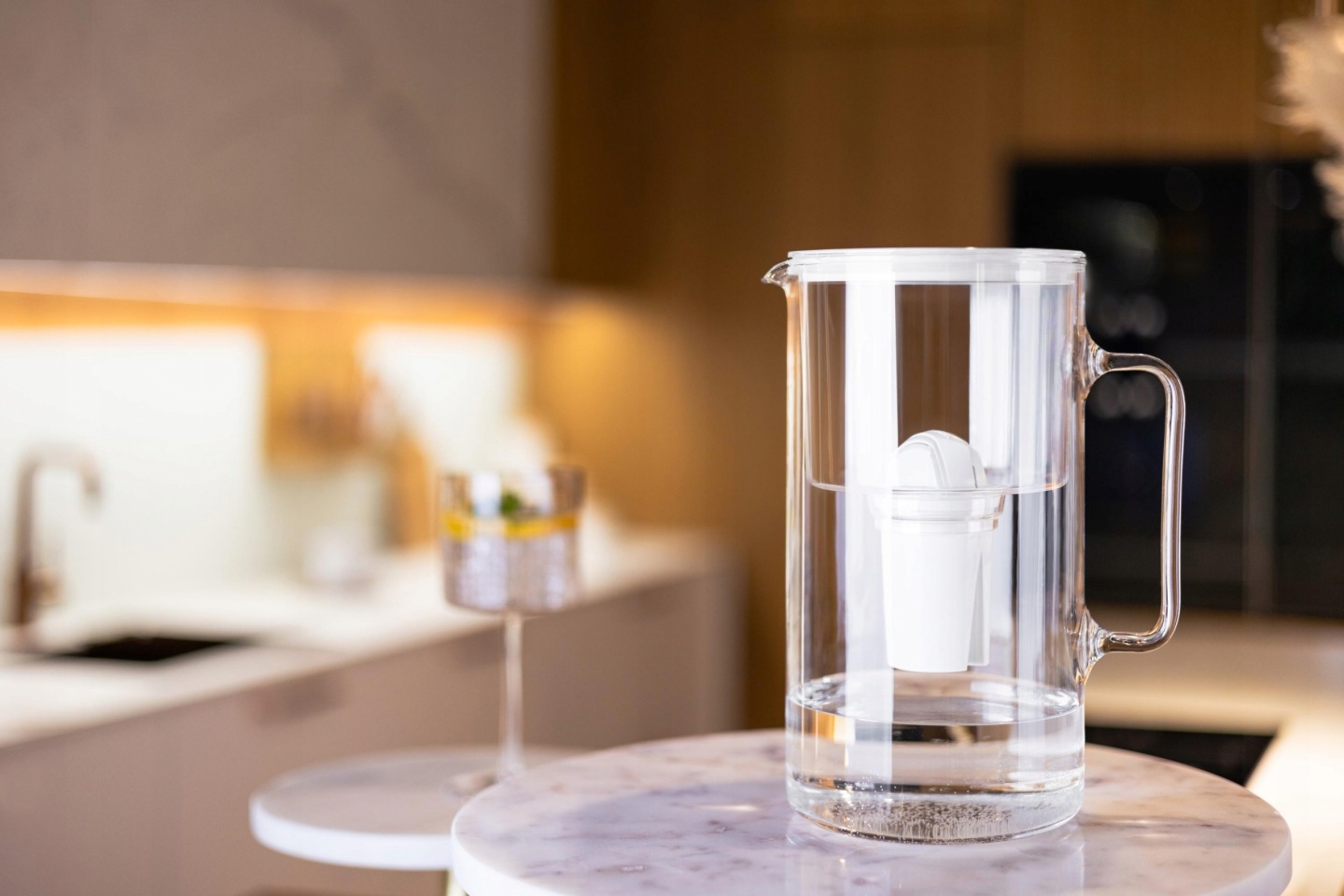 Szklany dzbanek filtrujący Wessper D2 zaprezentowany w&nbsp;jasnej kuchni