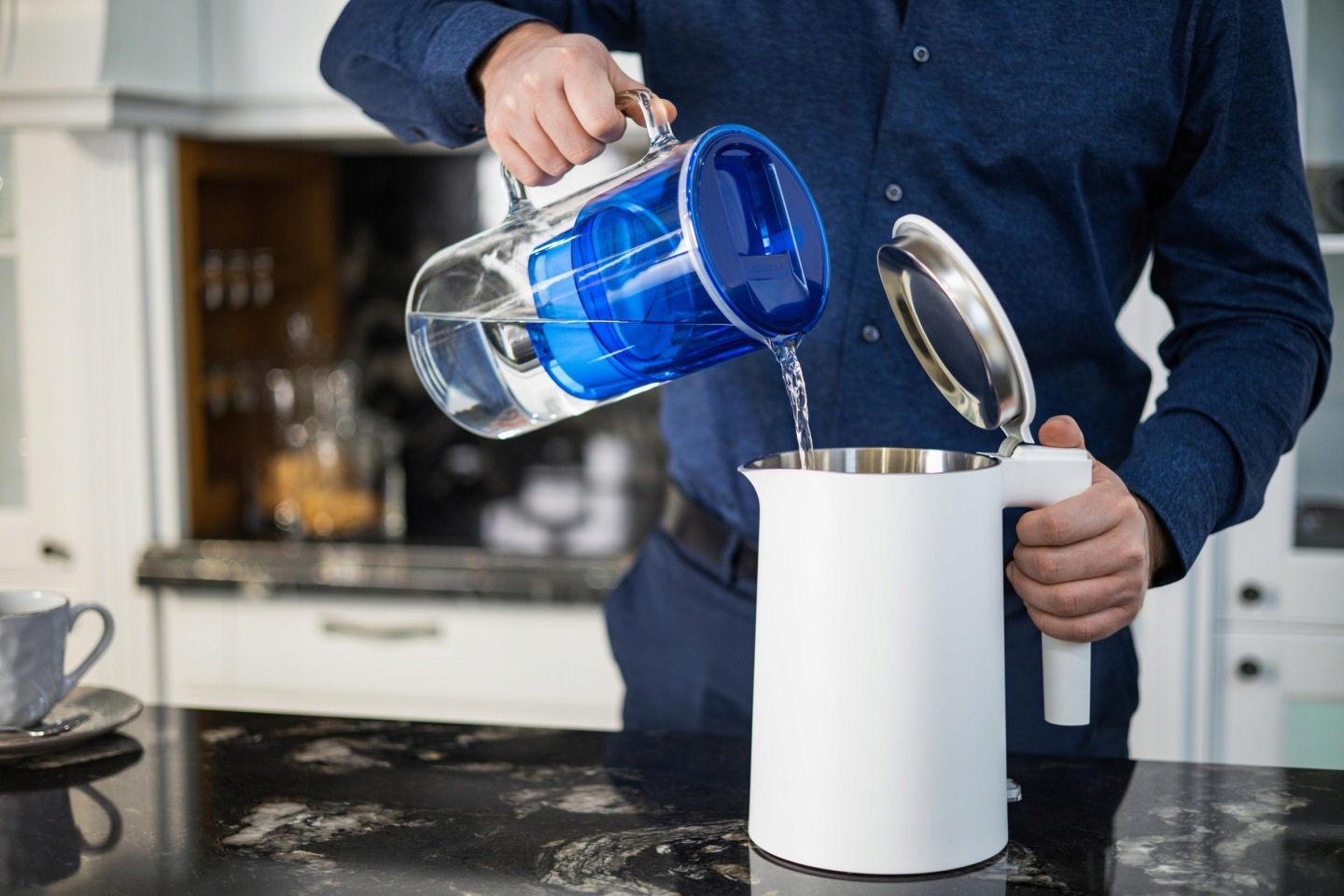 Dzbanek filtrujący Wessper D2 w użyciu w kuchni