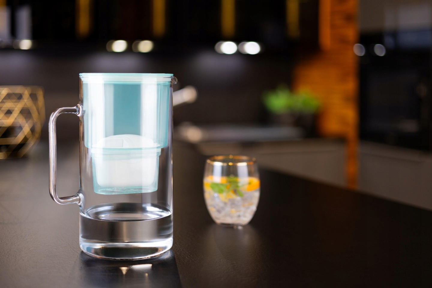 Dzbanek filtrujący ze szkła borokrzemowego na blacie kuchennym