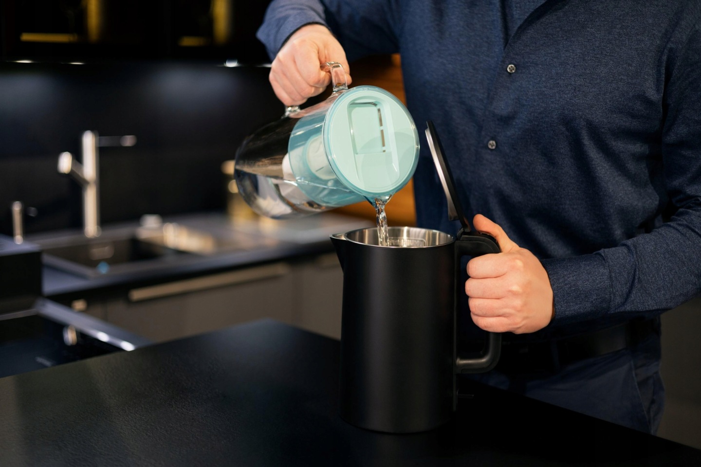 Woda filtrowana z&nbsp;miętowego dzbanka Wessper przelewana do czajnika