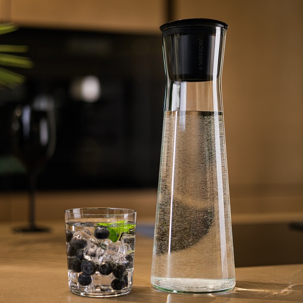 Wessper karafka ze szkła borokrzemowego K1 w przestrzeni kuchennej