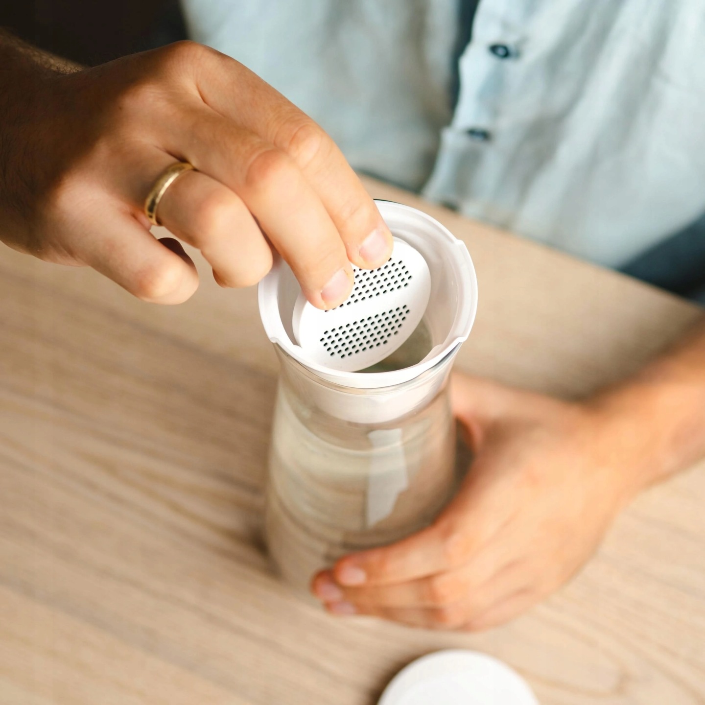 Jak wyjąć dyskowy filtr w karafce Wessper