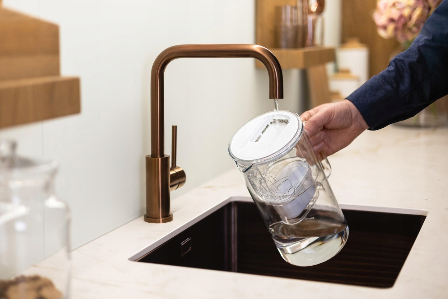 Szkalny dzbanek Wessper D2 napełniany woda z&nbsp;baterii kuchennej