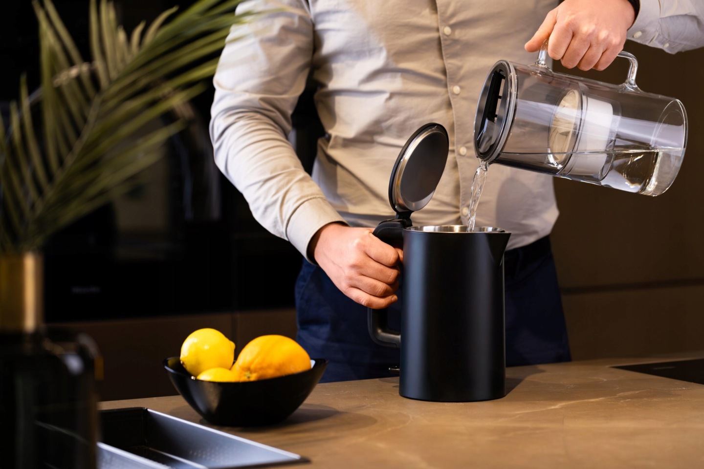 Dzbanek Wessper D2 BOROSILICATE w&nbsp;użyciu w&nbsp;kuchni - mężczyzna leje wodę do czajnika