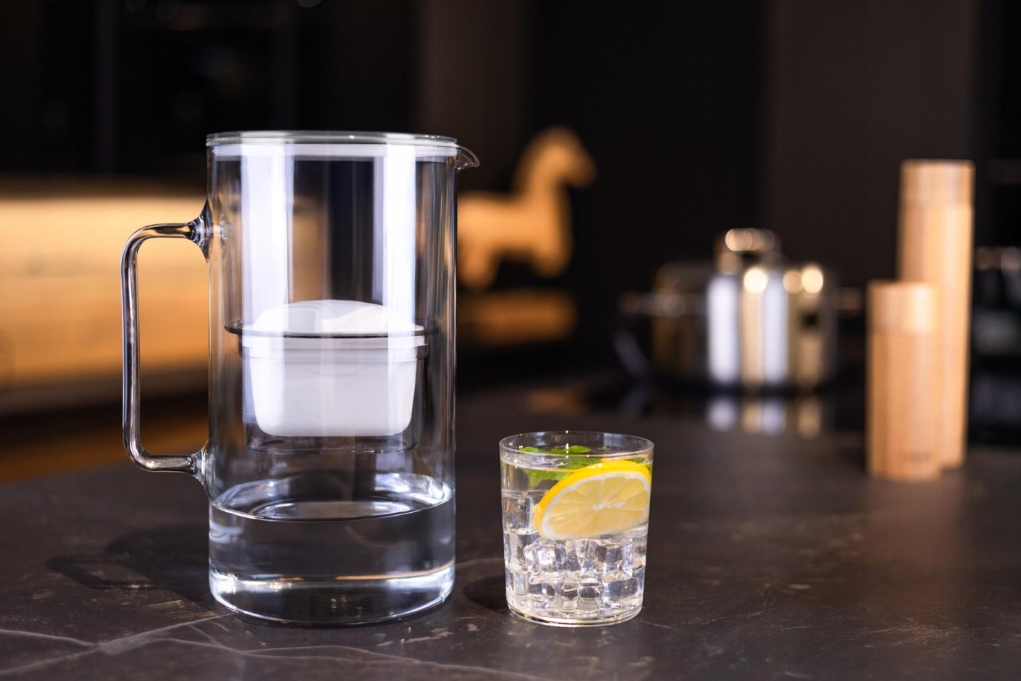 Szklany dzbanek Wessper D2 Borosilicate szary na blacie kuchennym