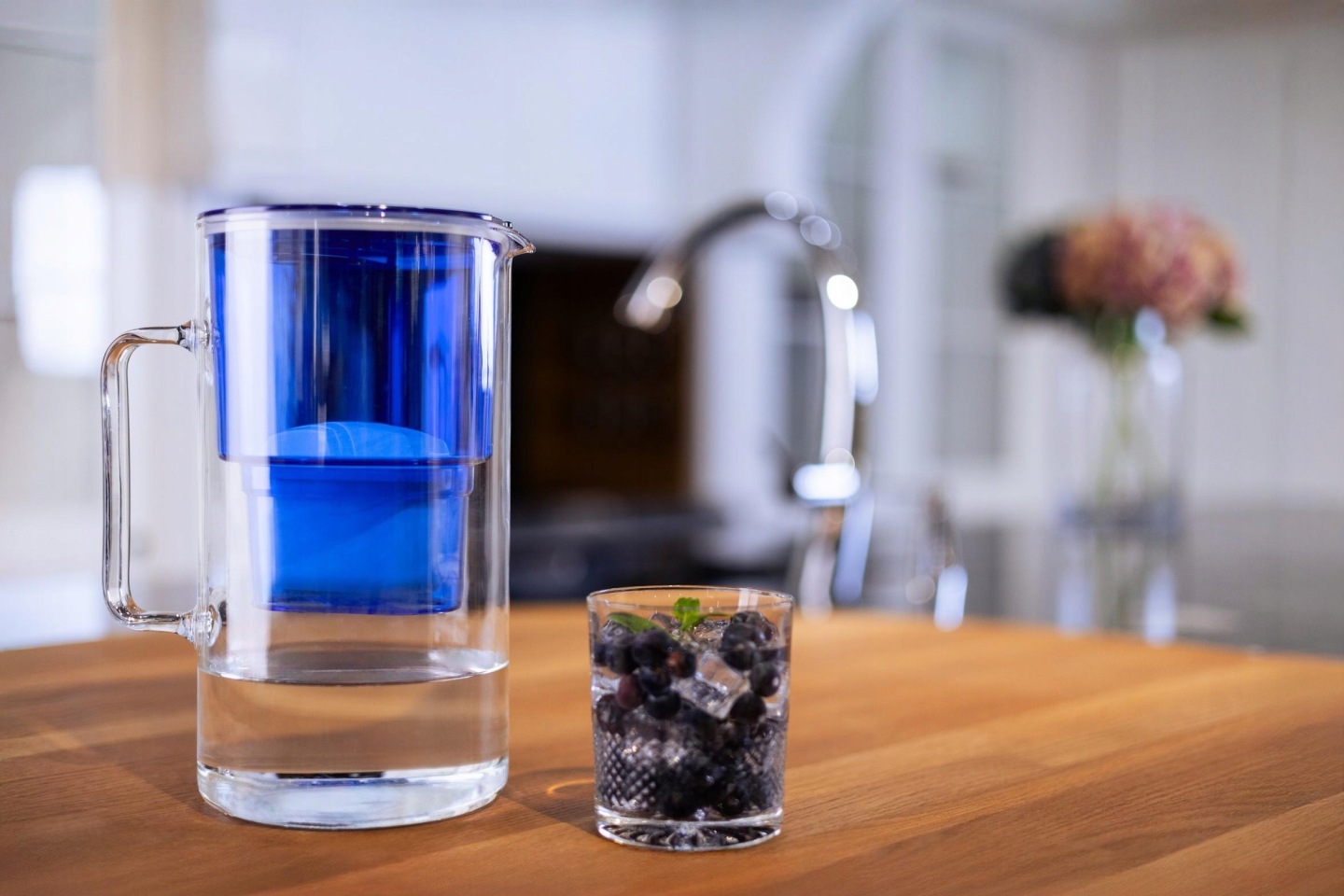 Szklany dzbanek ze szkła borokrzemowego z graantową pokrywką na blacie kuchennym