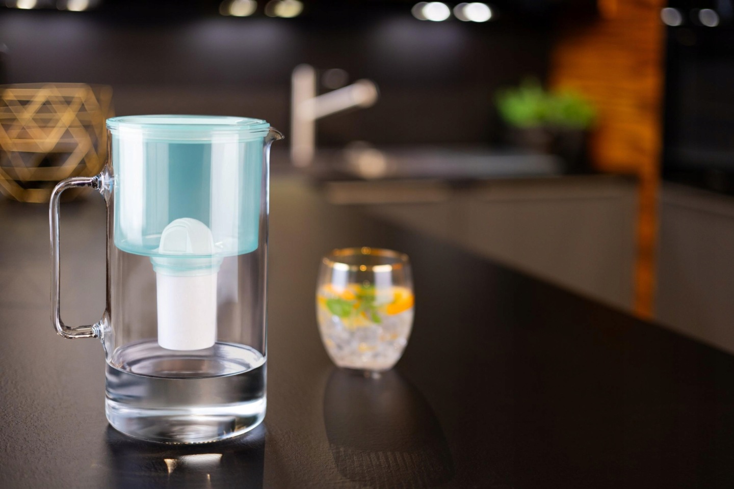 Miętowy dzbanek Wessper D2 ze szkła borokrzemowego na blacie kuchennym