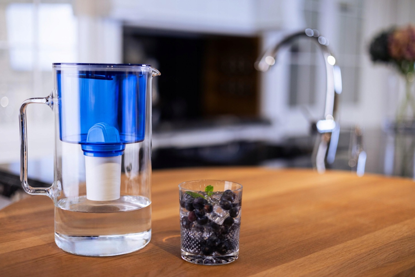 Dzbanek Wessper D2 ze szkła borokrzemowego na blacie jasnej kuchni