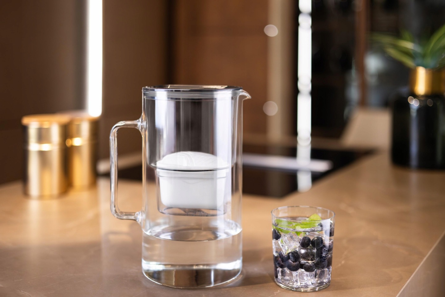 Dzbanek ze szkła borokrzemowego Wessper D2 na czystym blacie kuchennym